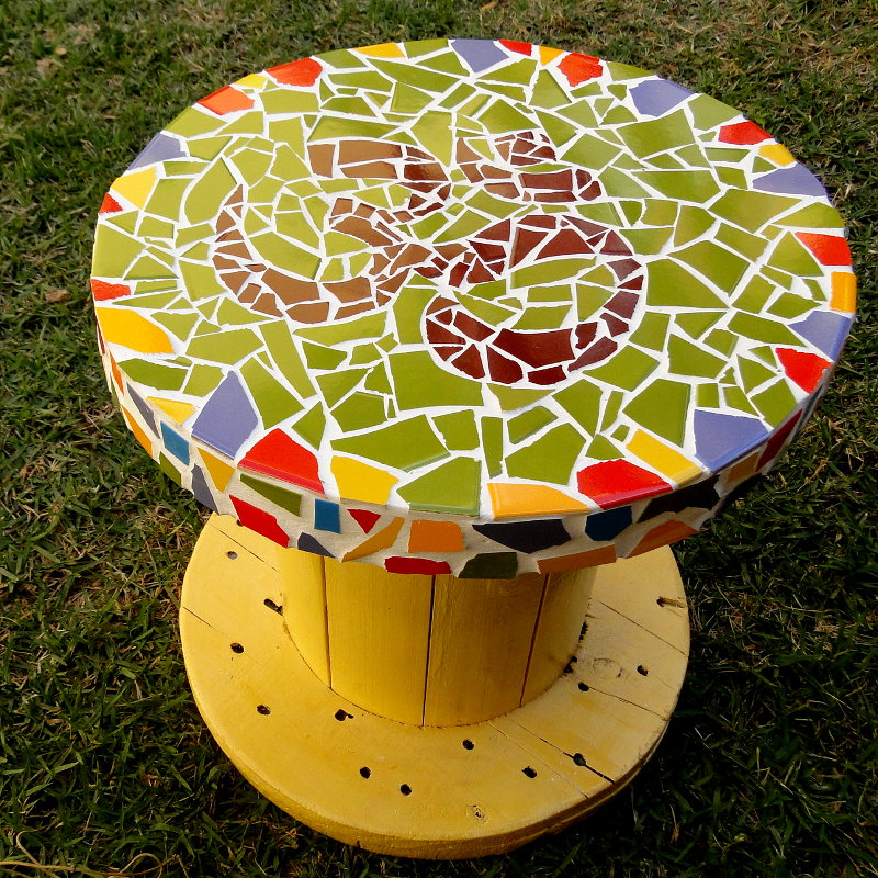 Mesa lateral de mini carretel com mosaico OM Estúdio Lixa